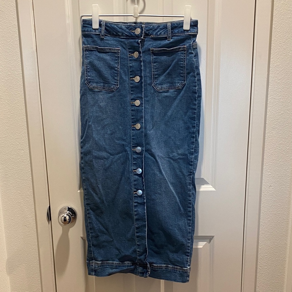 bagatelle Denim Button-Front Midi Skirt in Blue